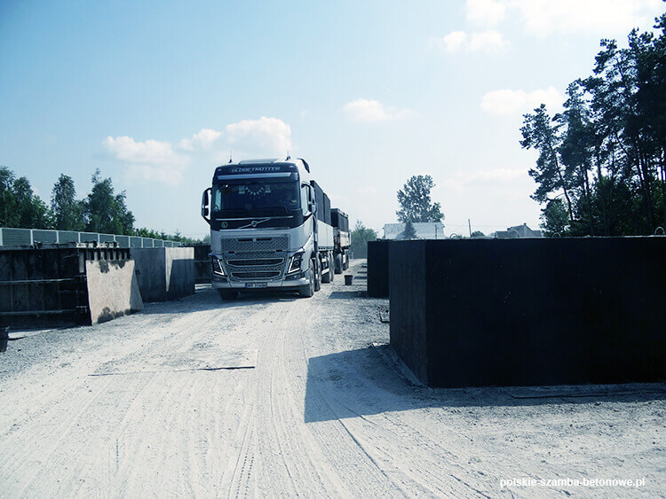 Transport szamb betonowych  w Węgorzynie